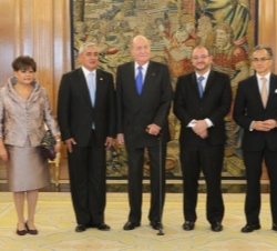 Su Majestad el Rey junto al Presidente de la República de Guatemala, el ministro de Relaciones Exteriores de Guatemala y los embajadores de los respec